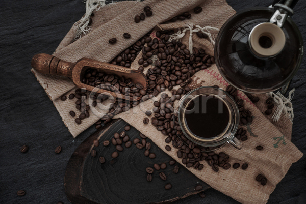 사람없음 JPG 포토 하이앵글 해외이미지 나무배경 스쿱 실내 원두 천(직물) 커피 커피잔 커피포트