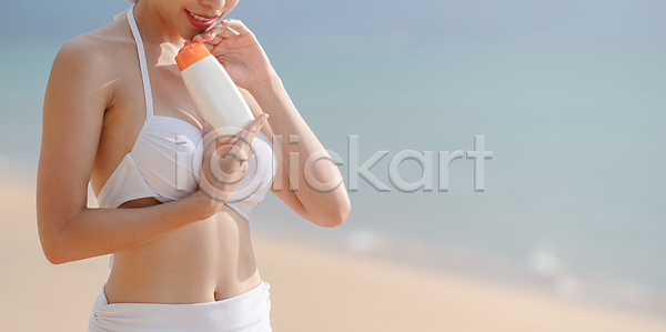 보호 사람없음 여자 JPG 포토 해외이미지 건강 돌봄 로션 맑음 모래 바다 뷰티 비키니 선탠 손 수분크림 수영복 스크린 스킨케어 신청 신체 앉기 야외 여행 자외선 잡기 크림 태양 피부 해외포토 햇빛 휴가