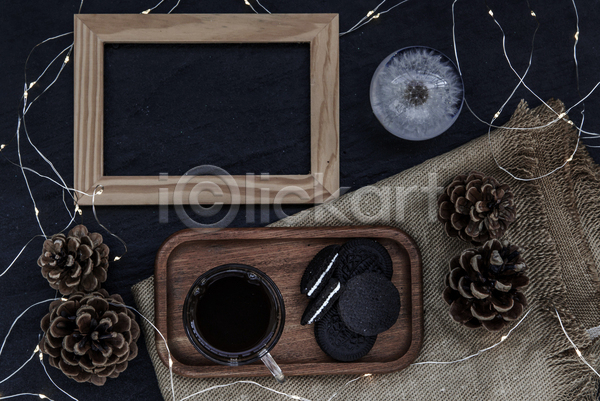 사람없음 JPG 포토 하이앵글 해외이미지 검은배경 구슬 나무쟁반 솔방울 실내 천(직물) 칠판 커피 쿠키 쿠키앤크림