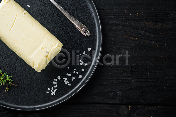 사람없음 JPG 포토 하이앵글 해외이미지 검은배경 버터 소금 식재료 실내 접시