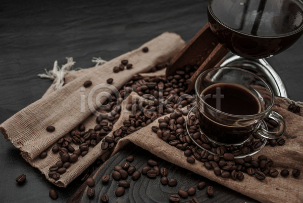 사람없음 JPG 포토 해외이미지 나무배경 실내 원두 천(직물) 커피 커피잔 커피포트 컵받침