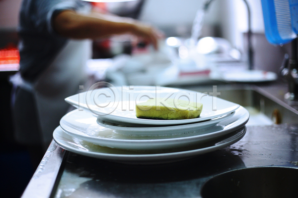 남자 성인 성인남자한명만 한명 JPG 아웃포커스 포토 해외이미지 거품 그릇 레스토랑 상반신 설거지 스펀지 싱크대 쌓기 접시 주방