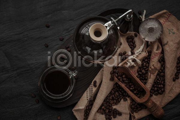 사람없음 JPG 포토 하이앵글 해외이미지 나무배경 드립커피 스쿱 실내 원두 천(직물) 커피 커피잔 커피포트