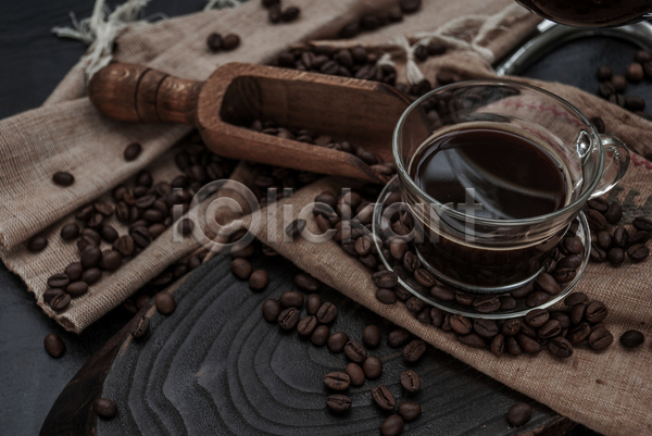사람없음 JPG 포토 해외이미지 검은배경 나무받침 스쿱 실내 원두 천(직물) 커피 커피잔 컵받침