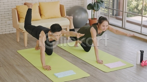 함께함 행복 동양인 두명 사람 성인 여자 JPG 포토 해외이미지 3 가족 건강 남편 라이프스타일 방 보디빌딩 서기 스트레칭 스포츠 신체 실내 아내 연습 요가 운동 운동복 주택 창문 체육관 체조 커플 태국 포즈