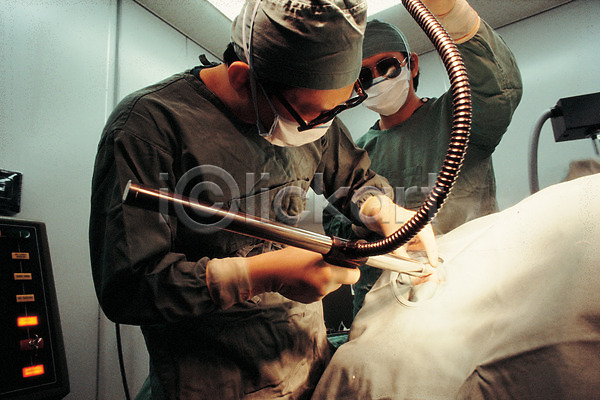 남자 남자만 두명 사람 JPG 포토 병원 수술 실내 외과의사 의사 의학 치료