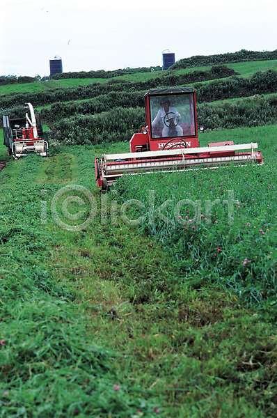 한명 JPG 포토 기계 농경지 농기구 농업 산업 야외 자연 주간 중장비 초원(자연) 탈곡기 트랙터 풍경(경치)
