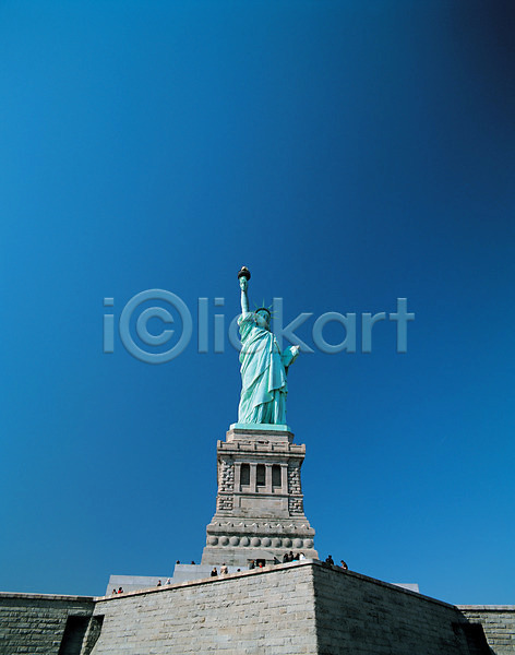 자유 JPG 포토 뉴욕 동상 미국 미국문화 미술 북아메리카 상징 세계문화유산 아메리카 야외 외국문화 자유의여신상 작품 조각상 주간 하늘