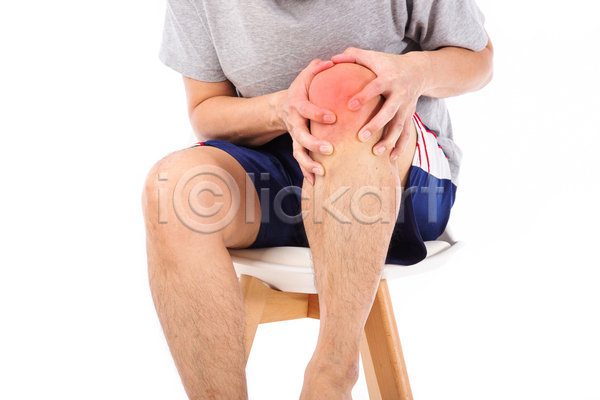 고통 남자 동양인 성인 성인남자한명만 한명 JPG 앞모습 포토 해외이미지 무릎통증 상반신 실내 앉기 의자 잡기 흰배경