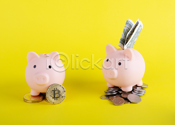 사람없음 JPG 포토 해외이미지 가상화폐 경제 금융 금화 노란배경 동전 돼지저금통 실내 지폐
