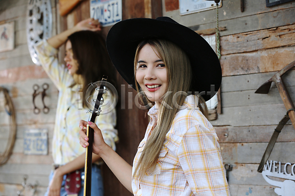 두명 성인 성인여자만 여자 JPG 포토 해외이미지 기타 들기 승마 야외 연주 주간 카우보이복장 카우보이부츠