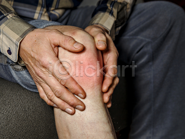 고통 남자 성인 성인남자한명만 한명 JPG 앞모습 포토 해외이미지 무릎 무릎통증 실내 앉기 잡기 하반신