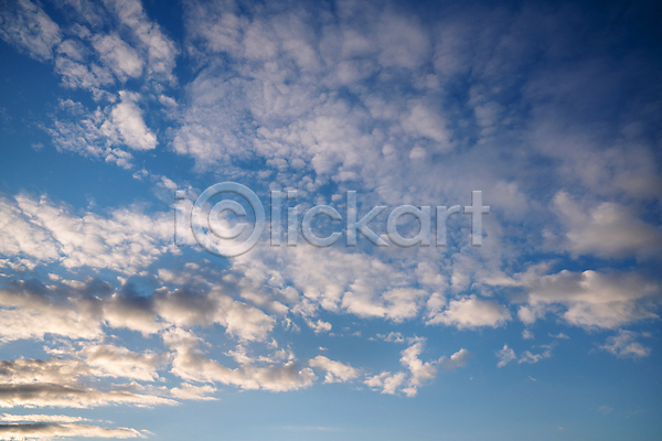 고요 사람없음 JPG 로우앵글 포토 해외이미지 구름(자연) 날씨 내추럴 맑음 백그라운드 야외 여름(계절) 우주 자연 천국 파노라마 파란색 풍경(경치) 하늘 환경 흰색