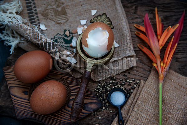 신선 사람없음 JPG 포토 해외이미지 갈색 건강 계란 끓이기 농업 다이어트 단백질 라이프스타일 레시피 먹기 목재 바구니 백그라운드 삶기 식사 어둠 요리 유기농 음식 재료 주방 치킨 칼슘 컨셉 후추