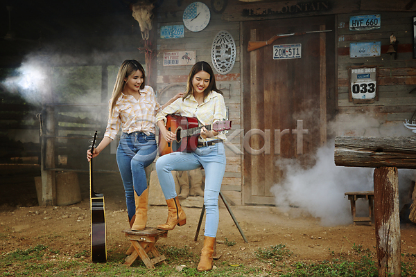 두명 성인 성인여자만 여자 JPG 포토 해외이미지 기타 들기 승마 야외 연주 전신 주간 카우보이복장 카우보이부츠