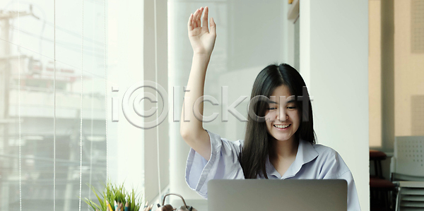 행복 사람 어린이 여자 한명 JPG 포토 해외이미지 강의 거리 공책 교사 교실 교육 기록 노트북 동영상 디지털 라이프스타일 멀리 무선전화기 부름 비즈니스 비즈니스우먼 사무실 사이버 수업 스터디 실내 앉기 업무 연결 온라인 온라인강의 인터넷 작업 주택 컴퓨터 탁자 통신 학교 학생 해외포토