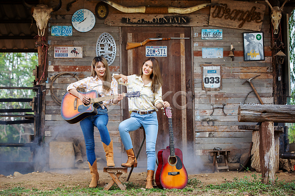 두명 성인 성인여자만 여자 JPG 포토 해외이미지 기타 들기 승마 야외 연주 전신 주간 카우보이복장 카우보이부츠