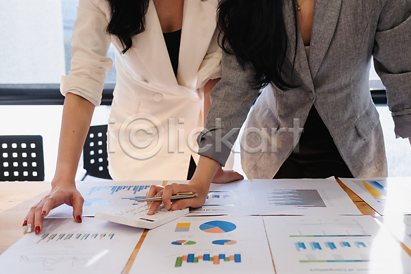 두명 성인 성인여자만 여자 JPG 앞모습 포토 해외이미지 계산기 그래프 문서 비즈니스 비즈니스우먼 사무실 상반신 업무 책상
