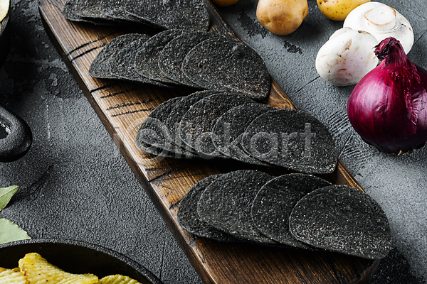 사람없음 JPG 포토 해외이미지 감자칩 검은색 나무도마 실내 일렬 칩(음식) 회색배경