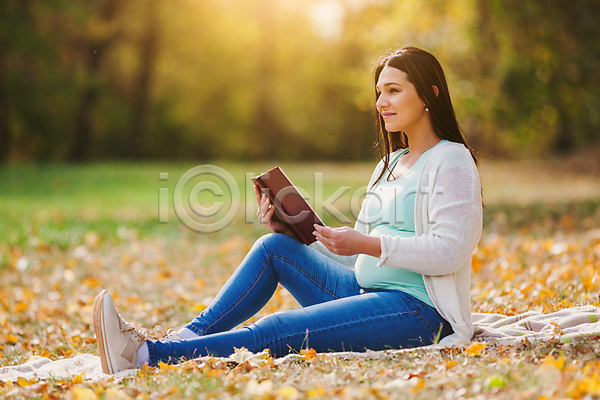 기쁨 만족 행복 휴식 백인 사람 성인여자만 여자 청소년 한명 JPG 포토 해외이미지 가을(계절) 갈색머리 건강 공원 교육 독서 라이프스타일 문학 미소(표정) 숲 앉기 야외 응시 임신 잎 자연 책 초록색 햇빛
