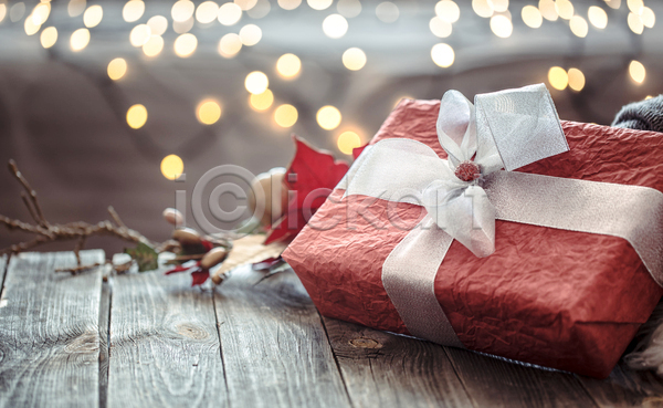 감성 사람없음 JPG 아웃포커스 포토 해외이미지 겨울 나무탁자 나뭇가지 보케 선물상자 실내 오브젝트 조명 크리스마스선물