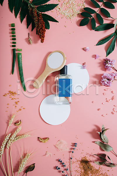 사람없음 JPG 포토 하이앵글 해외이미지 거울 꽃잎 드라이플라워 바디케어 분홍색 브러쉬빗 스파용품 알로에 오브젝트 원형 잎 조각 향수병
