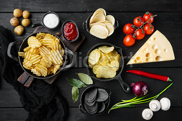사람없음 JPG 포토 하이앵글 해외이미지 감자칩 검은배경 담기 방울토마토 식재료 실내 치즈 칩(음식)