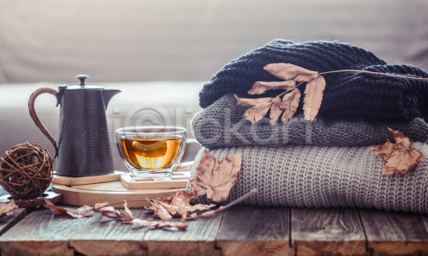 감성 사람없음 JPG 포토 해외이미지 겨울 나무탁자 낙엽 스웨터 실내 오브젝트 주전자 차(음료) 찻잔 컵받침