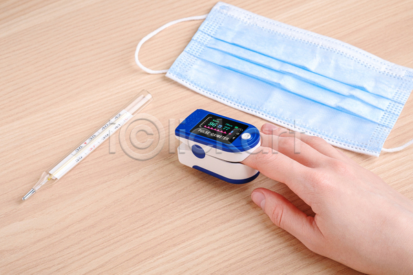 신체부위 JPG 포토 해외이미지 끼우기 넣기 마스크 산소포화도측정기 손 실내 온도계 측정 측정기 흰배경