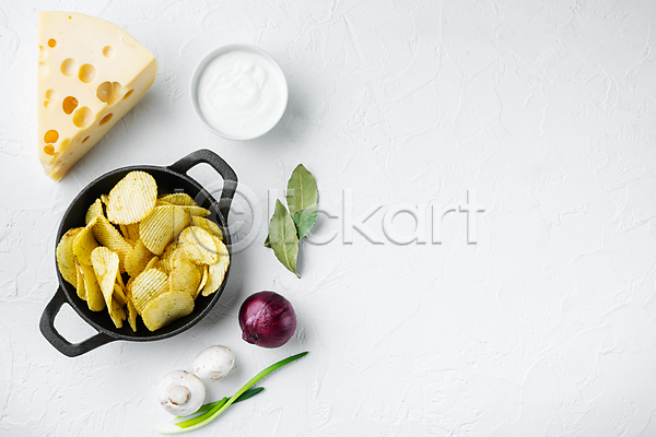 사람없음 JPG 포토 해외이미지 감자칩 담기 소스(음식) 실내 월계수잎 치즈 칩(음식) 카피스페이스 흰배경