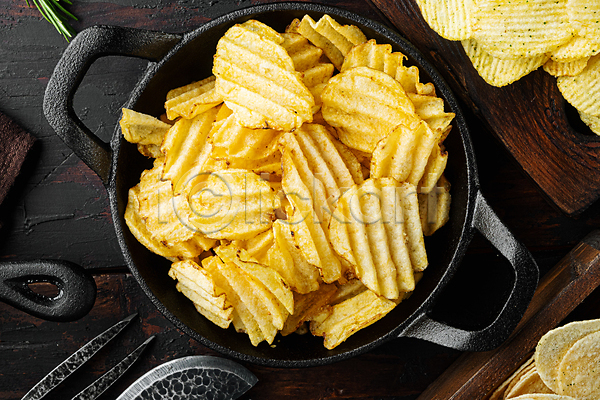 사람없음 JPG 포토 하이앵글 해외이미지 감자칩 나무배경 담기 실내 칩(음식)