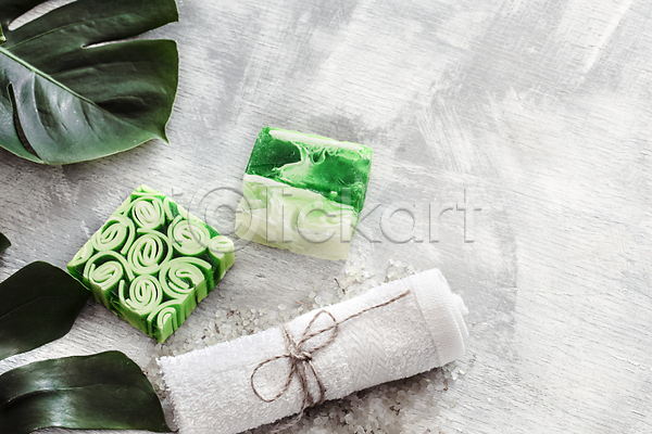 사람없음 JPG 포토 하이앵글 해외이미지 바디케어 수건 수제비누 스파용품 열대잎 오브젝트 입욕소금 초록색 흰색