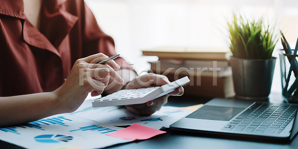 계획 분석 투자 사람 사람없음 JPG 포토 해외이미지 경영자 경제 계산 계산기 계좌 관리자 그래프 금융 노트북 문서 보고서 비용 비즈니스 비즈니스맨 사무실 세금 손 수입 업무 예산 작업 종이 직업 직장 책상 컨셉 컴퓨터 프로젝트 해외포토 회계 회계사