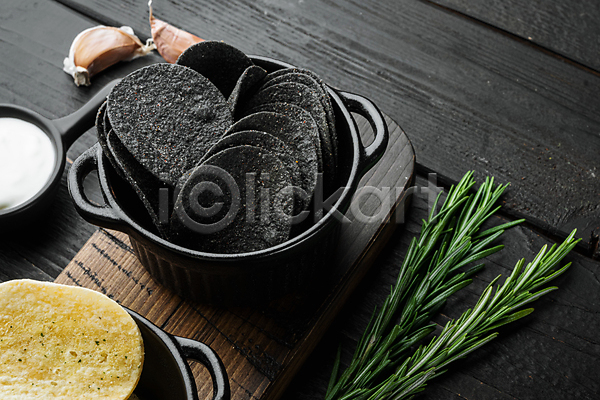 사람없음 JPG 포토 해외이미지 감자칩 검은배경 검은색 나무도마 담기 로즈메리 실내 칩(음식)