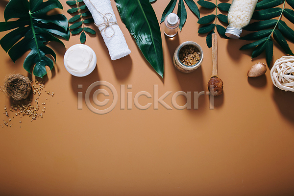 사람없음 JPG 포토 하이앵글 해외이미지 갈색 바디케어 수건 수분크림 스파용품 열대잎 오브젝트 용기(그릇) 유리병 입욕소금