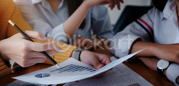 성인 성인여자만 세명 여자 JPG 앞모습 옆모습 포토 해외이미지 들기 문서 비즈니스 사무실 상반신 업무 연필 책상
