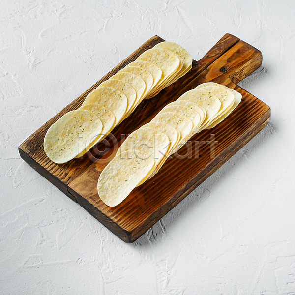 사람없음 JPG 포토 해외이미지 감자칩 나무도마 실내 일렬 칩(음식) 흰배경