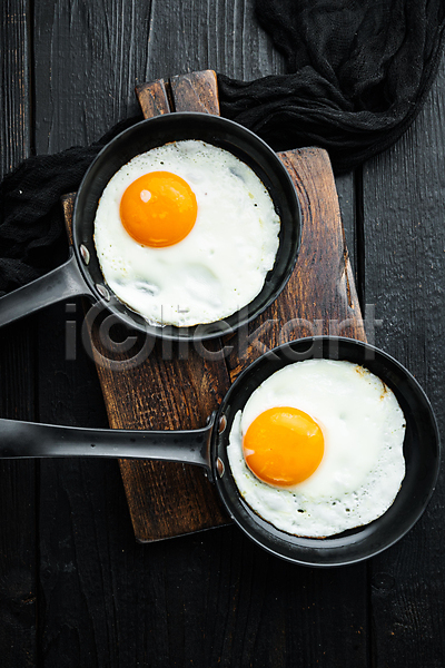 사람없음 JPG 포토 하이앵글 해외이미지 계란 계란요리 계란프라이 나무도마 음식 천(직물) 프라이팬