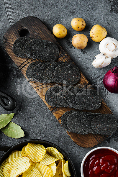 사람없음 JPG 포토 하이앵글 해외이미지 감자 감자칩 검은색 나무도마 실내 양송이 칩(음식) 회색배경