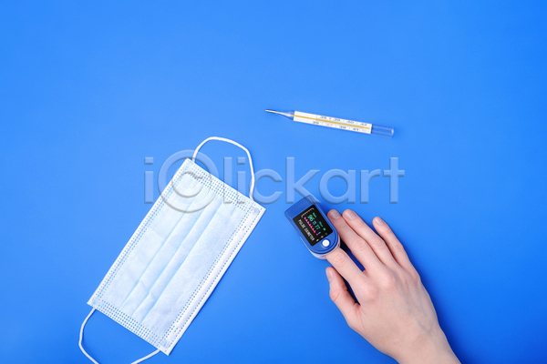 신체부위 JPG 포토 하이앵글 해외이미지 끼우기 넣기 마스크 산소포화도측정기 손 실내 온도계 측정 측정기 파란배경