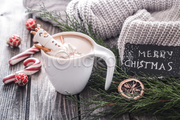 사람없음 JPG 포토 해외이미지 나무 나무배경 디저트 마시멜로우 머그컵 목도리 컵 코코아 크리스마스장식