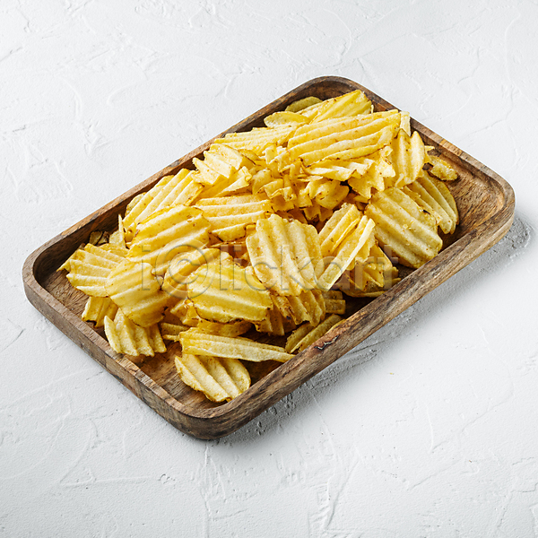 사람없음 JPG 포토 해외이미지 감자칩 나무쟁반 담기 실내 칩(음식) 흰배경