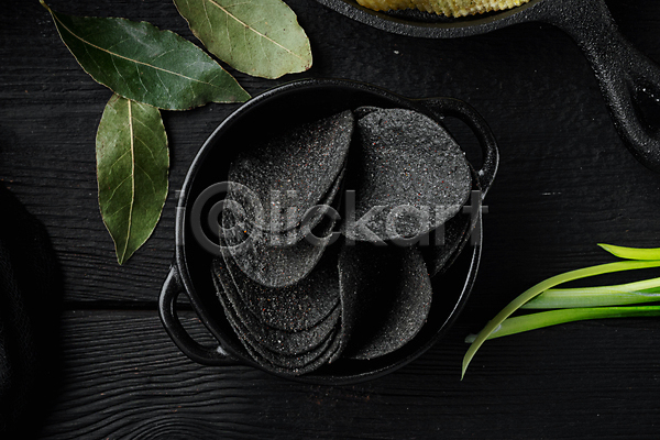 사람없음 JPG 포토 하이앵글 해외이미지 감자칩 검은배경 검은색 담기 실내 월계수잎 칩(음식)