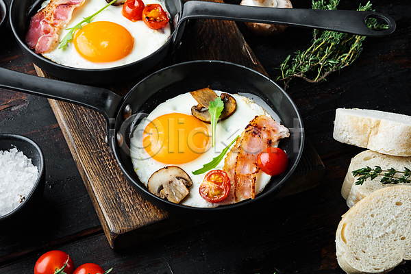 사람없음 JPG 포토 하이앵글 해외이미지 계란 계란요리 계란프라이 방울토마토 버섯 베이컨 브런치 빵 양송이 음식 채소 프라이팬