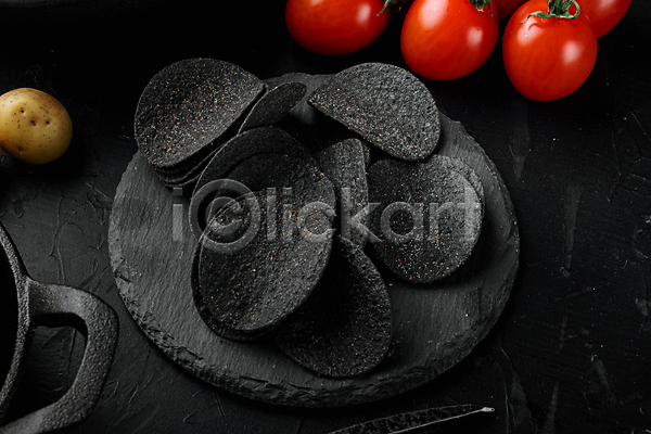 사람없음 JPG 포토 해외이미지 감자칩 검은배경 검은색 돌판 방울토마토 실내 칩(음식)