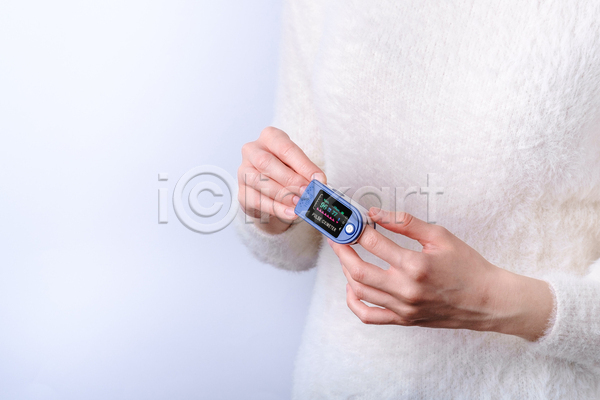 성인 성인여자한명만 여자 한명 JPG 옆모습 포토 해외이미지 끼우기 넣기 들기 산소포화도측정기 상반신 실내 측정 측정기 흰배경
