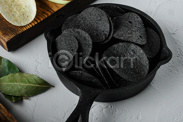 사람없음 JPG 포토 해외이미지 감자칩 검은색 담기 실내 칩(음식) 프라이팬 흰배경