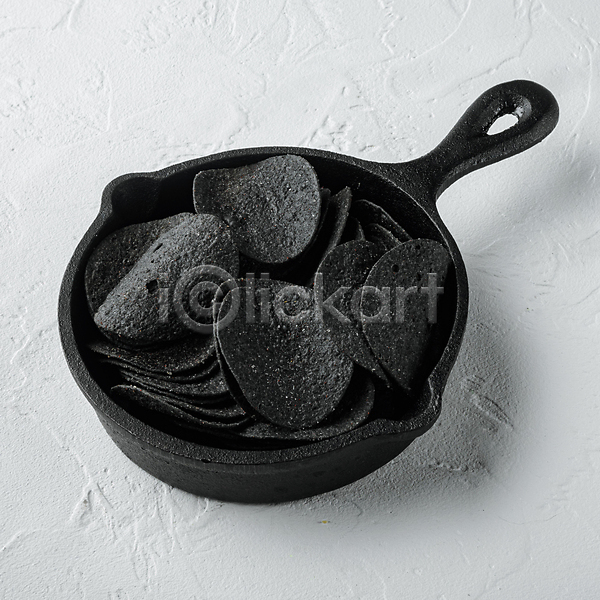 사람없음 JPG 포토 해외이미지 감자칩 검은색 담기 실내 칩(음식) 프라이팬 흰배경