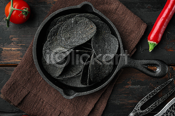 사람없음 JPG 포토 해외이미지 감자칩 검은색 나무배경 담기 식탁보 실내 칩(음식) 프라이팬