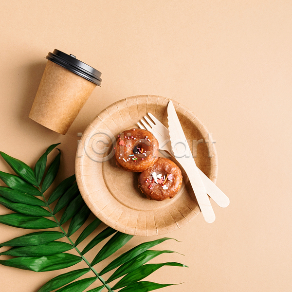 사람없음 JPG 포토 하이앵글 해외이미지 나이프 도넛 베이지색배경 실내 에코 에코라이프 열대잎 일회용 일회용접시 재활용 종이접시 친환경 테이크아웃컵 포장용기 포크